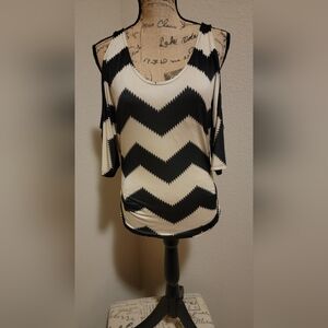 Arden B Black and White Chevron Short Sleeve Top